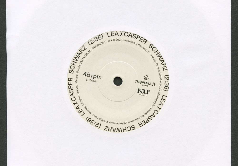 LEA × CASPER: »SCHWARZ«