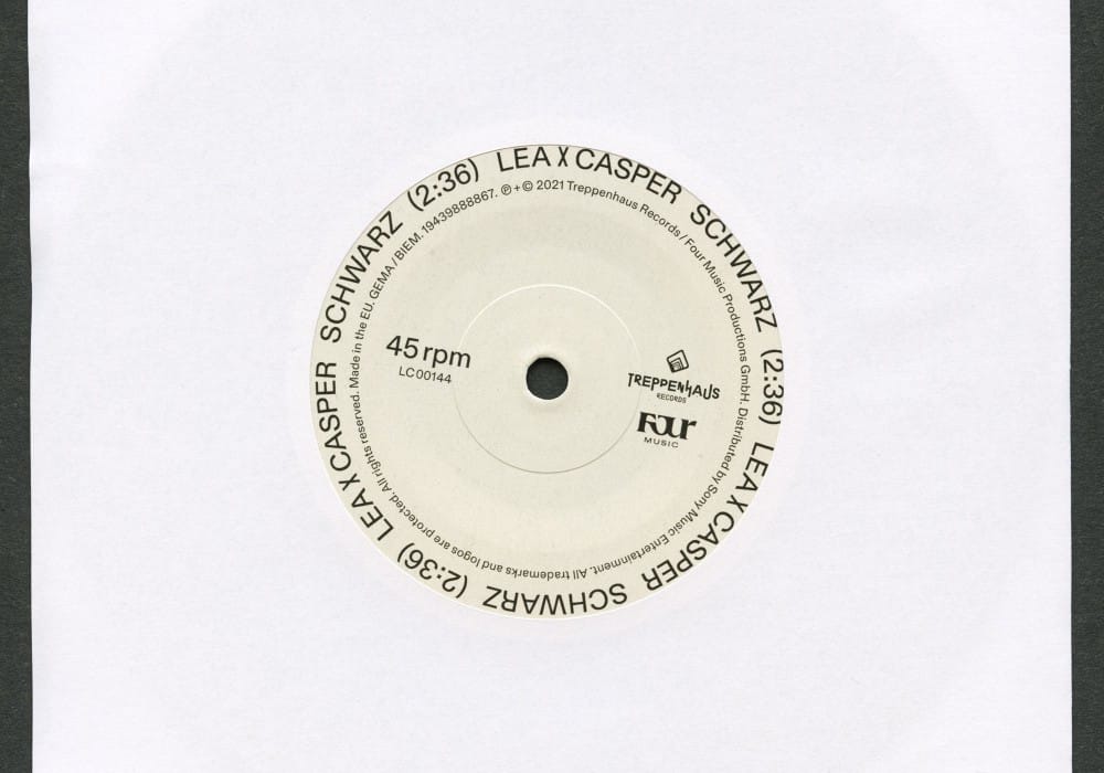 LEA × CASPER: »SCHWARZ«