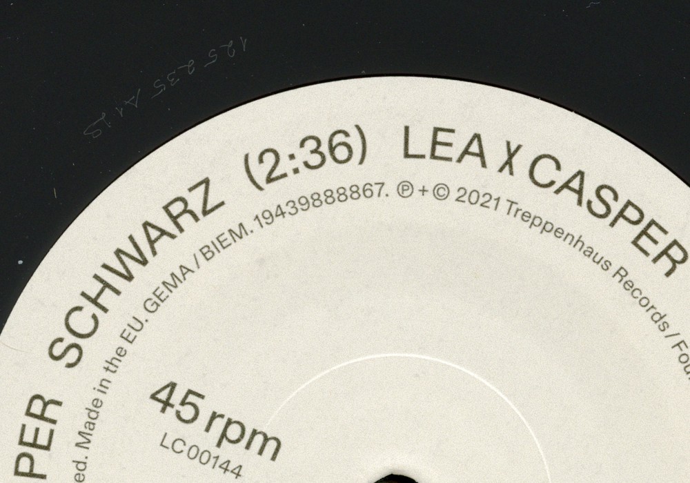 LEA × CASPER: »SCHWARZ«